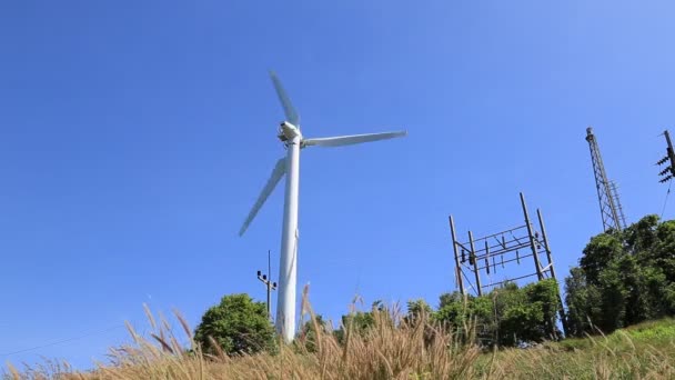 Вітрова турбіна на фоні блакитного неба — стокове відео
