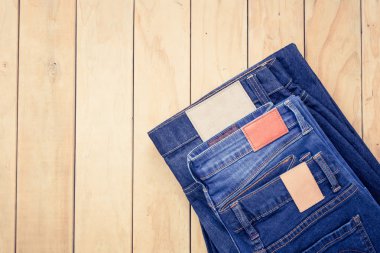 Mavi jeans ahşap arka plan üzerinde görünümü top