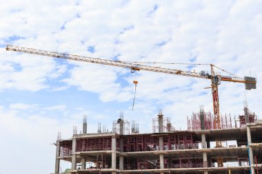 Büyük inşaat vinç ve gökyüzüne karşı bina 