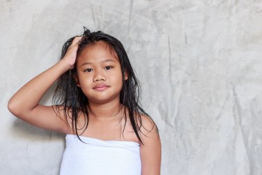 Genç Asyalı kız duş sonra vücut üzerinde beyaz havlu ile