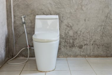 Beyaz klozet banyo duvarındaki yakınındaki