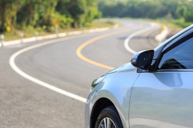 Asfalt yolda yeni gümüş otopark önü