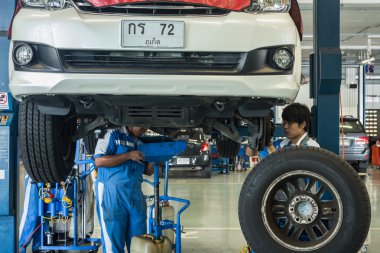 Phuket, Tayland - 22 Nisan: wo arabaya tamir araba teknisyen