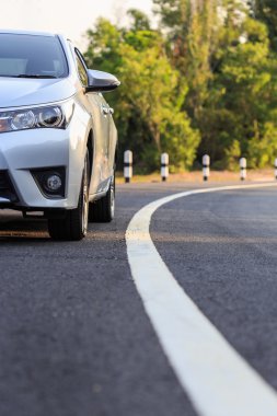 Asfalt yolda yeni gümüş otopark önü