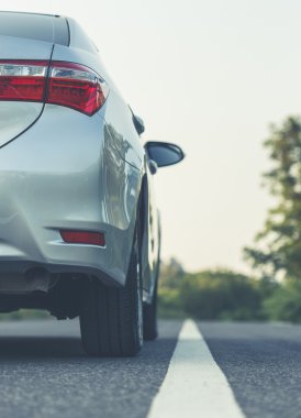 Asfalt yolda yeni gümüş otopark tarafına geri