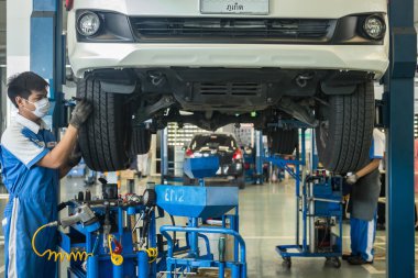 Phuket, Tayland - 22 Nisan: wo arabaya tamir araba teknisyen