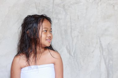 Genç Asyalı kız duş sonra vücut üzerinde beyaz havlu ile