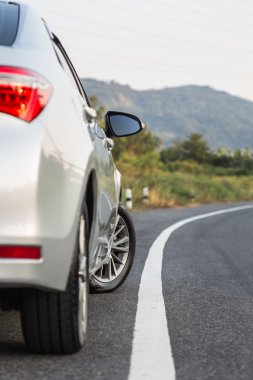 Asfalt yolda yeni gümüş otopark tarafına geri