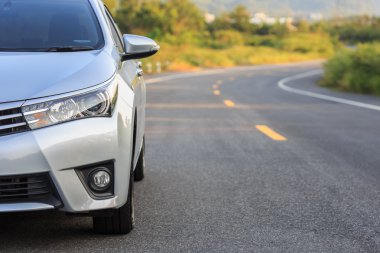 Asfalt yolda yeni gümüş otopark önü