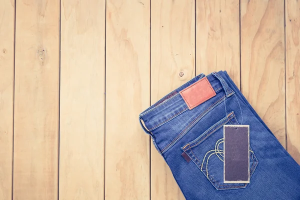 Mavi jeans ahşap arka plan üzerinde görünümü top