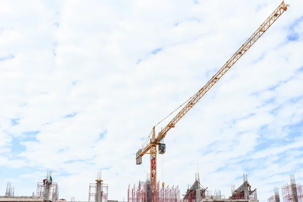 Big construction crane and the building against the sky — Stock Photo, Image