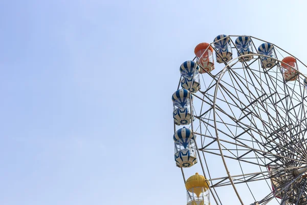 Brightly colored Ferris wheel on the blue sky — Stock Photo, Image