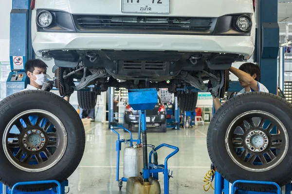 Phuket, Thajsko - 22 dubna: Auto technik opravy automobilů v wo — Stock fotografie