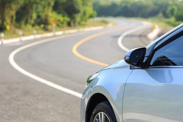 Devant le nouveau parking en argent sur la route asphaltée — Photo