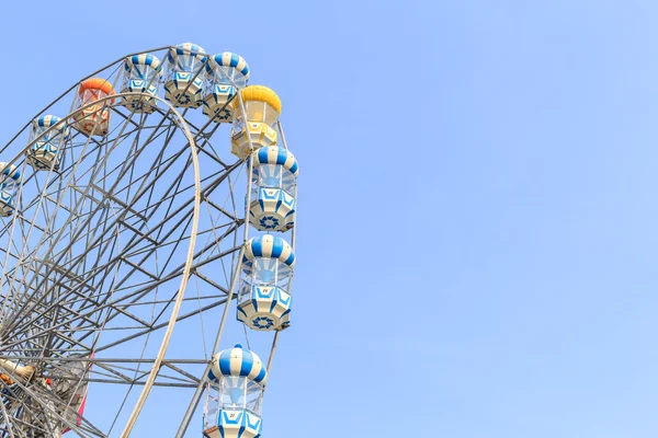 Mavi gökyüzü parlak renkli dönme