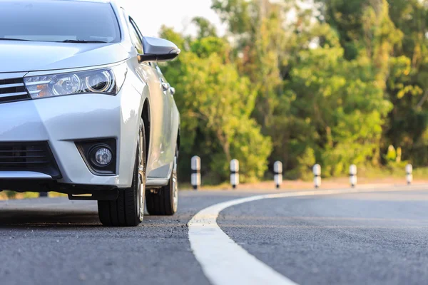 Frente de estacionamento novo carro de prata na estrada de asfalto — Fotografia de Stock