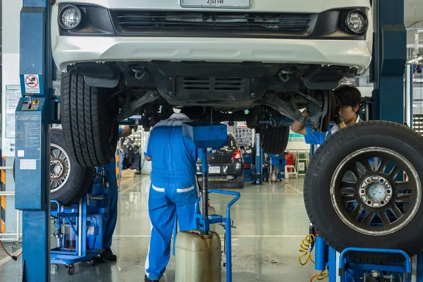 Phuket, Tayland - 22 Nisan: wo arabaya tamir araba teknisyen