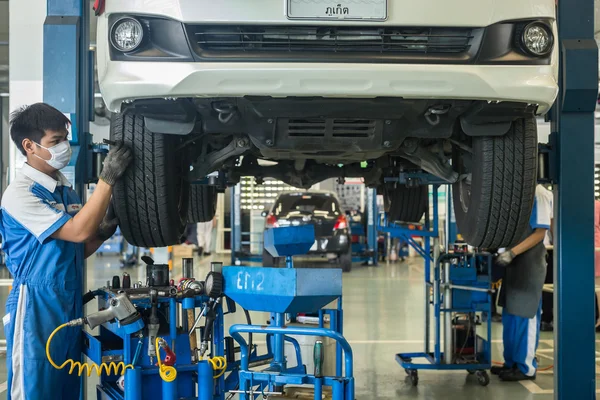 Phuket, Tayland - 22 Nisan: wo arabaya tamir araba teknisyen