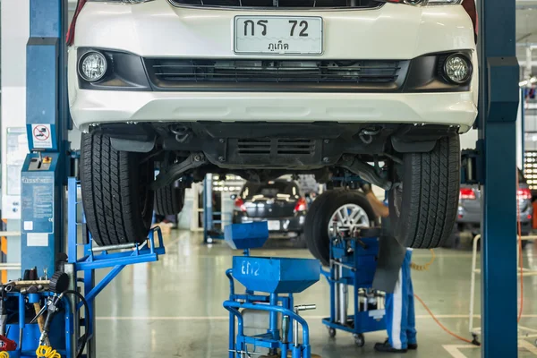 Phuket, Tayland - 22 Nisan: wo arabaya tamir araba teknisyen