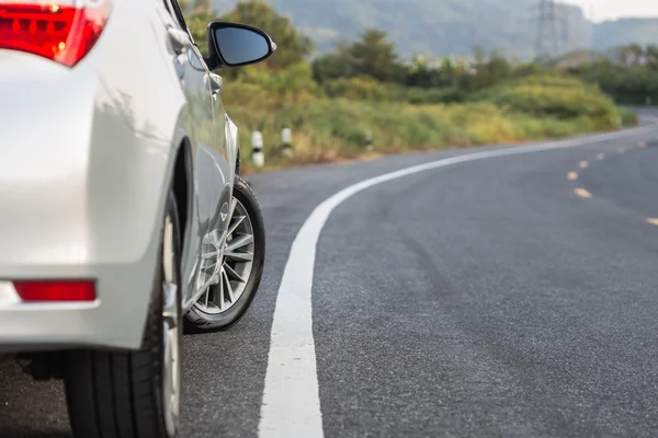 Tylna strona nowy srebrny samochód, parking przy drodze asfaltowej — Zdjęcie stockowe