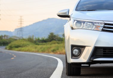 Asfalt yolda yeni gümüş otopark önü