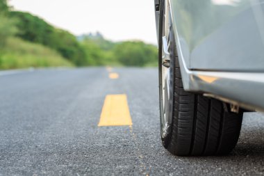 Açık araba tekerlek asfalt yol üzerinde