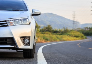 Asfalt yolda yeni gümüş otopark önü
