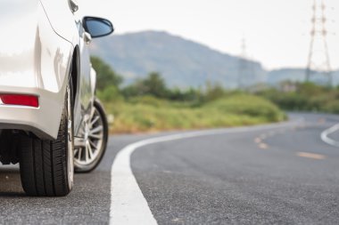 Asfalt yolda yeni gümüş otopark tarafına geri