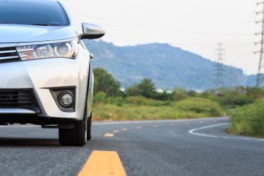 Asfalt yolda yeni gümüş otopark önü