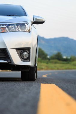 Asfalt yolda yeni gümüş otopark önü