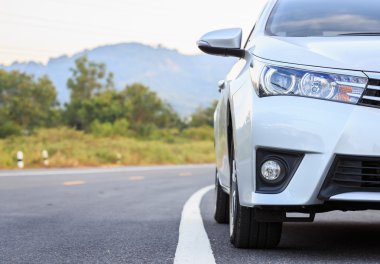 Asfalt yolda yeni gümüş otopark önü