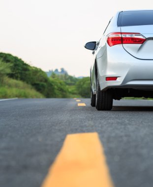 Asfalt yolda yeni gümüş otopark tarafına geri