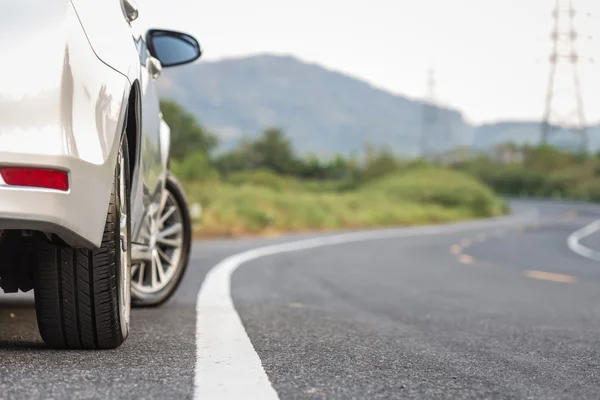 Rückseite des neuen silbernen Parkplatzes auf der Asphaltstraße — Stockfoto