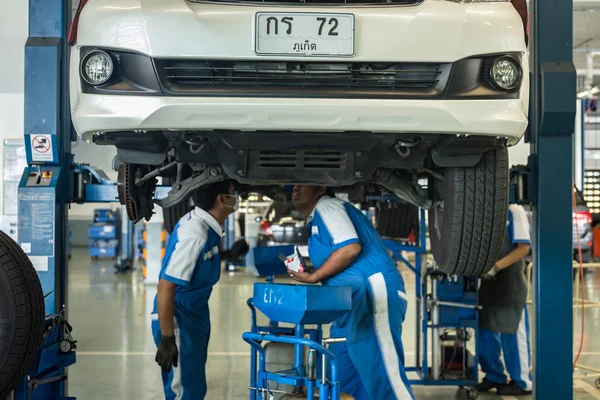 Phuket, Thajsko - 22 dubna: Auto technik opravy automobilů v wo — Stock fotografie