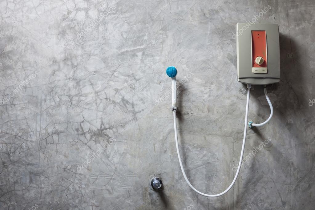 Boiler op de grijs cement muur in badkamer — Stockfoto ... Boiler op de grijs cement muur in badkamer — Stockfoto ...