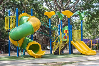 Renkli açık oyun parkında park bahçede