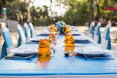 Tablo yemek, otel dışında ayarlamak 