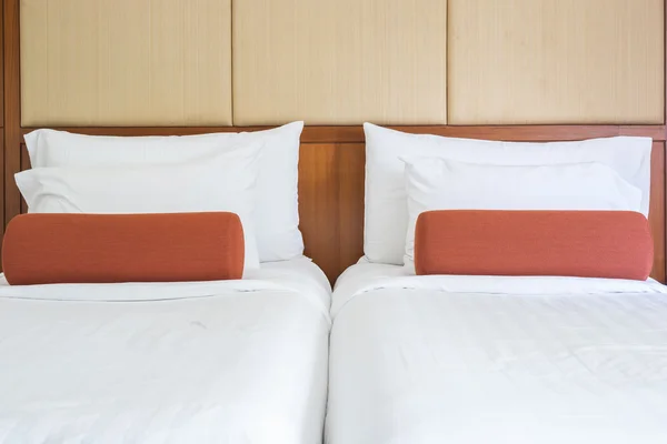 White bedding sheets and pillow in hotel room — Stock Photo, Image