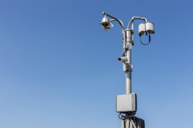 Yol ve mavi gökyüzü backgrou işletim güvenlik Cctv kamera