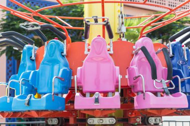 Renkli lunapark treni koltuk eğlence parkı 