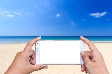 El smartphone ve almak fotoğraf görünümünün tutan kadın 