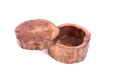 Geleneksel Tay tarzı ahşap kutu üzerinde beyaz izole