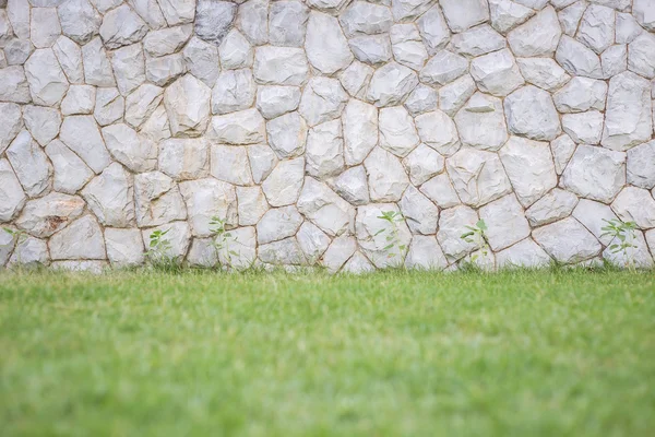 Pared exterior de piedra decorativa en el jardín — Foto de Stock