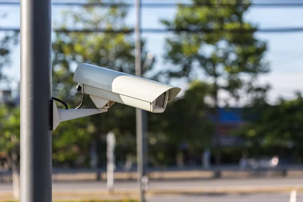 Cámara de seguridad CCTV operando en la carretera y borrosa de coche —  Fotos de Stock