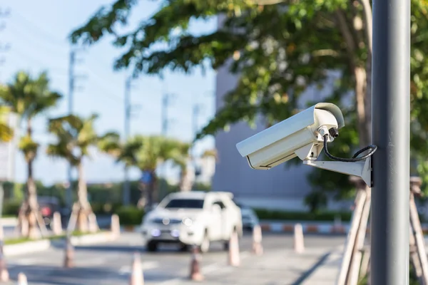 Cámara de seguridad CCTV operando en la carretera y borrosa de coche —  Fotos de Stock