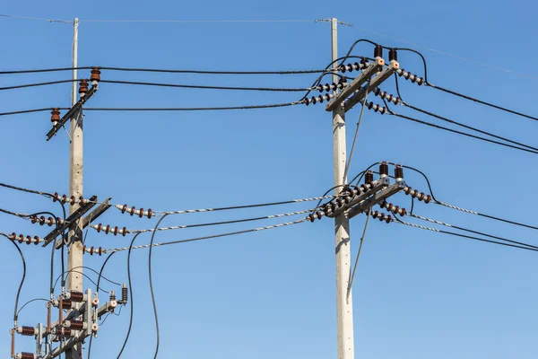 Electric pole ansluta högspänning elektriska ledningar på blå himmel — Stockfoto