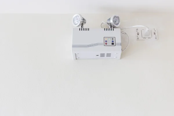 Ajuste de luz de emergencia en la pared del hotel — Foto de Stock