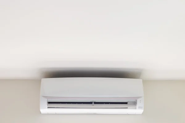 Biały klimatyzator na ścianie — Zdjęcie stockowe