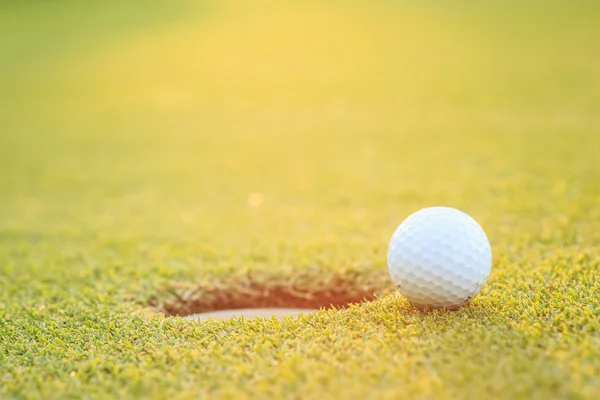 Golfbal op lip voor cup in cursus — Stockfoto