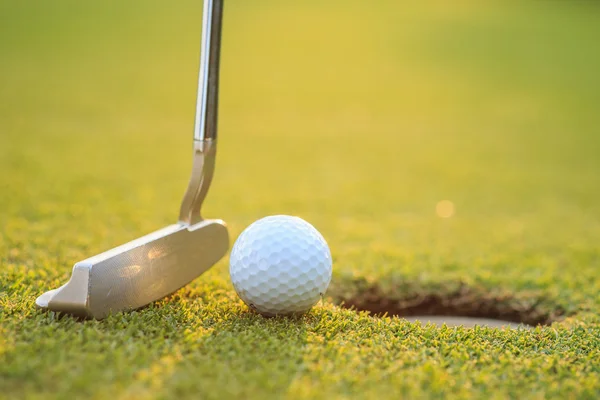 Golfball auf Becherlippe im Kurs — Stockfoto